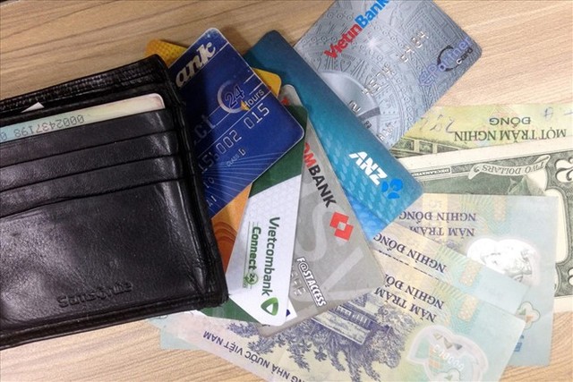 tiền và thẻ ATM là thứ cần mang trong chuyến du lịch của bạn